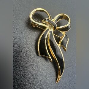 Vintage gold-tone bow with black enamel beooch